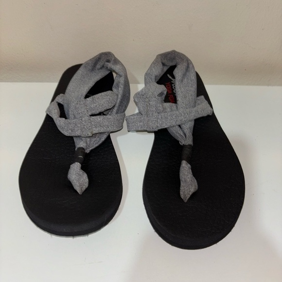 Skechers Black and Gray Flats Comfortable Everyday Loafers - Picture 1 of 8